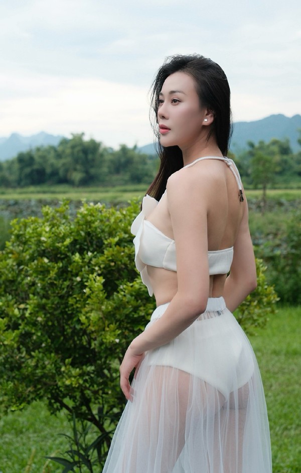 Ngoài ra, để giảm cân sau sinh, nữ diễn viên cho rằng một chế độ ăn uống lành mạnh, cân bằng dinh dưỡng là điều cần thiết để phục hồi sức khỏe sau sinh. Cô chú ý nạp protein, chất xơ và vitamin thông qua các loại hạt, ngũ cốc, rau xanh cũng như trái cây.
