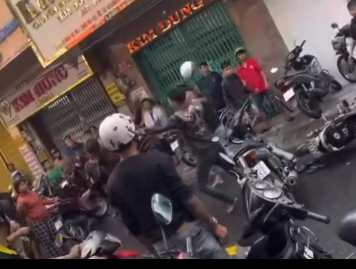 Nhóm người đánh nhau giữa đường nghi do tranh giật đồ cúng "cô hồn"