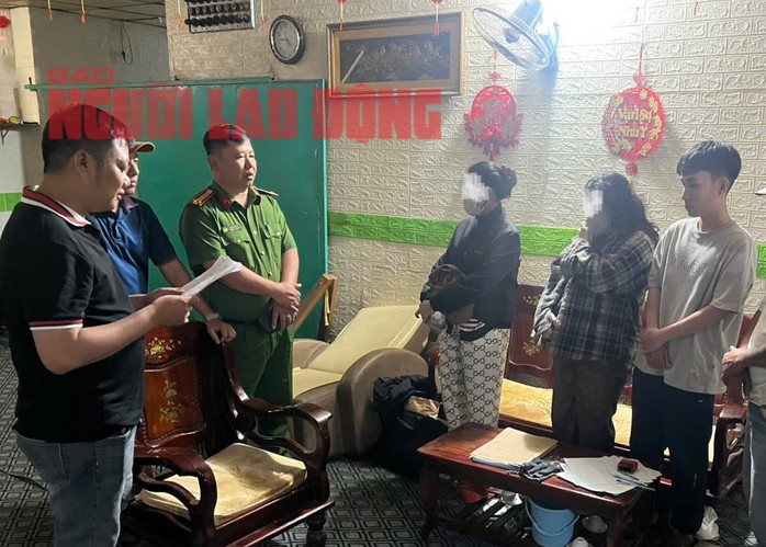 Các đối tượng bị bắt quả tang tại cơ sở massage Diễm Kiều