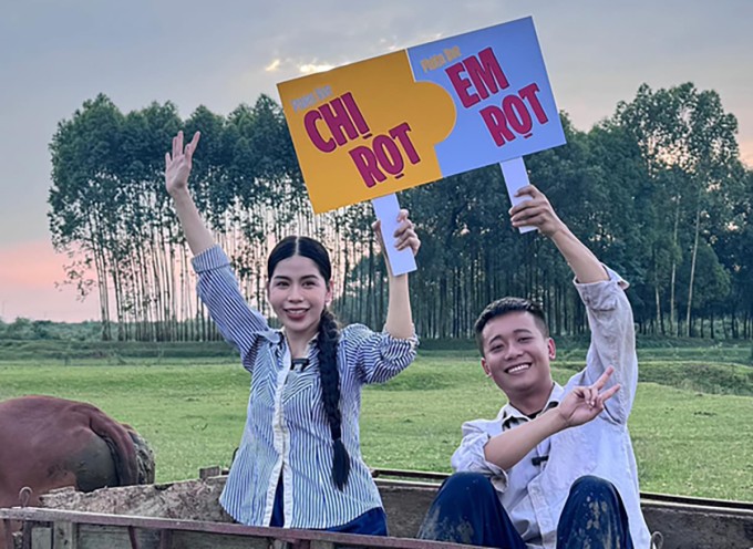 Hằng Du Mục và Quang Linh Vlogs trong một lần quảng cáo. Ảnh: FBNV