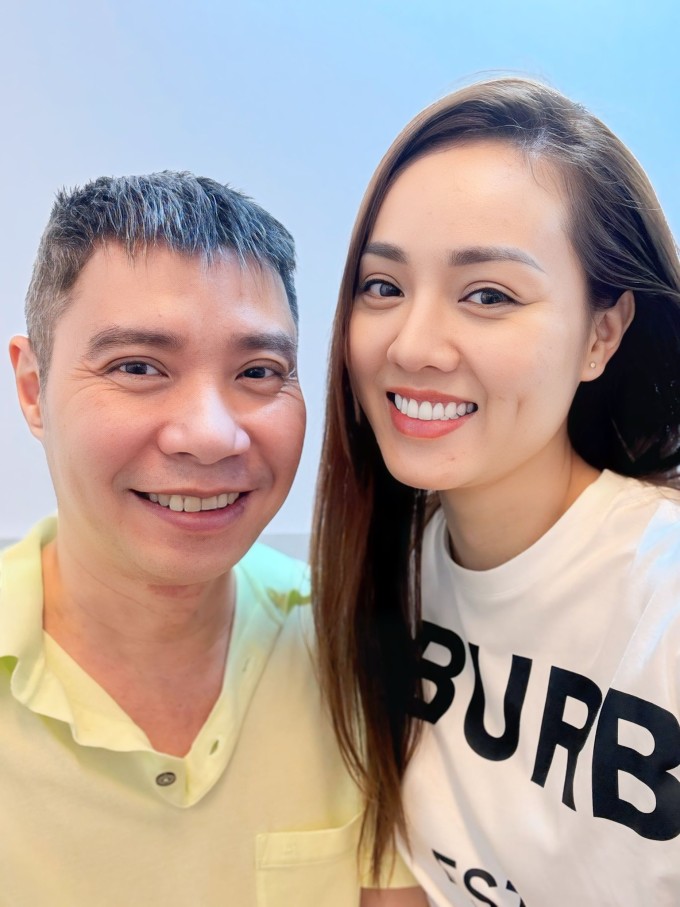 Công Lý khi được vợ đưa về nhà.