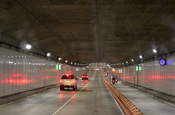 Lái xe trên đường phải luôn cẩn trọng.