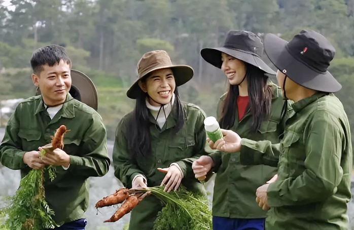 Hoa hậu Thùy Tiên (thứ 2 từ phải qua), Hằng Du Mục, Quang Linh Vlogs (ngoài cùng bên trái) trong lần quảng cáo ở "vùng nguyên liệu" làm kẹo Kera. Ảnh: Cắt từ video