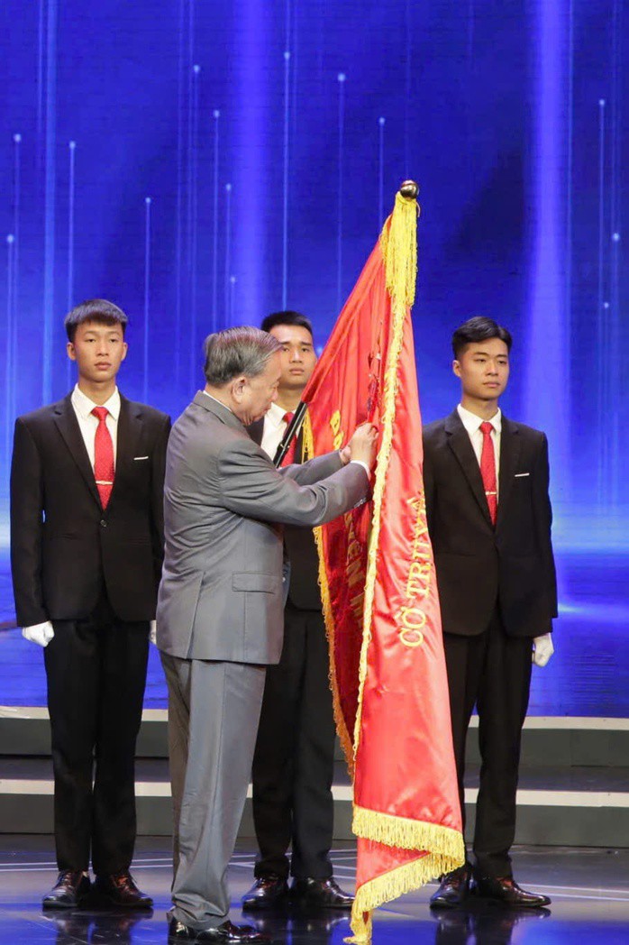 Tổng Bí thư Tô Lâm trao Huân chương Lao động hạng Nhất cho Đài Truyền hình Việt Nam. Ảnh: VTV
