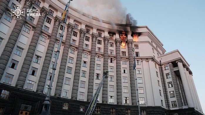 Tòa nhà trụ sở Chính phủ Ukraine bốc cháy sau khi máy bay không người lái Nga không kích trực diện. Ảnh: Telegram