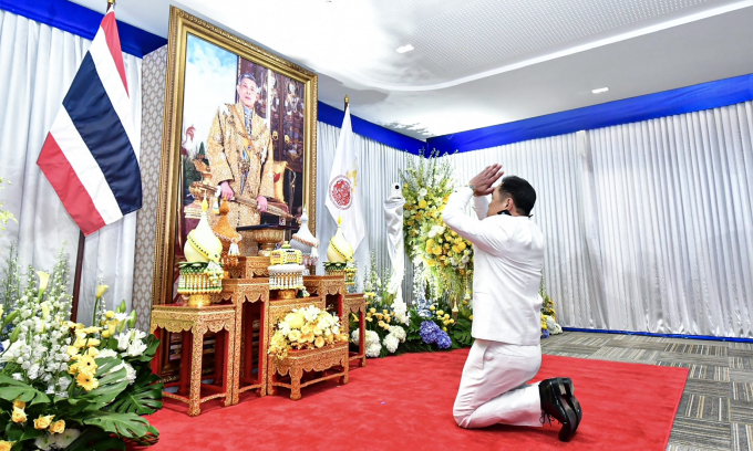 Tân Thủ tướng Thái Lan quỳ lạy trước tranh chân dung Vua Thái Lan hôm 7/9. Ảnh: AFP