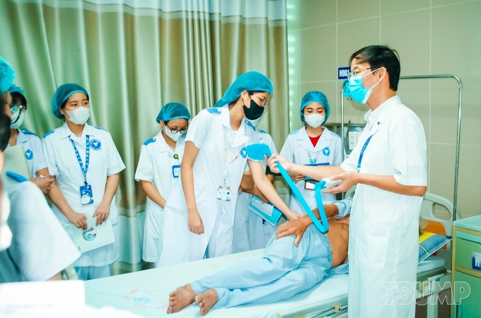 Đoàn công tác Viện Công nghệ Kanagawa, Nhật Bản tham dự tiết giảng lâm sàng của giảng viên Đại học Y Dược Thái Bình tại Bệnh viện đa khoa Thái Bình. Ảnh: Fanpage nhà trường