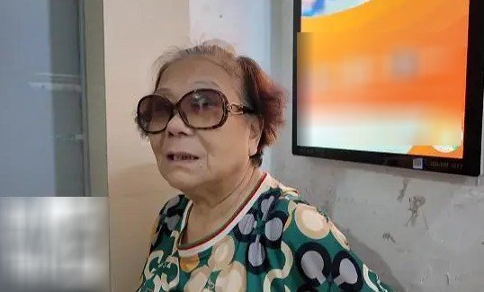 Bà lão mê nhặt rác, bỏ tiền thuê nhà chứa rác. Ảnh: Sohu