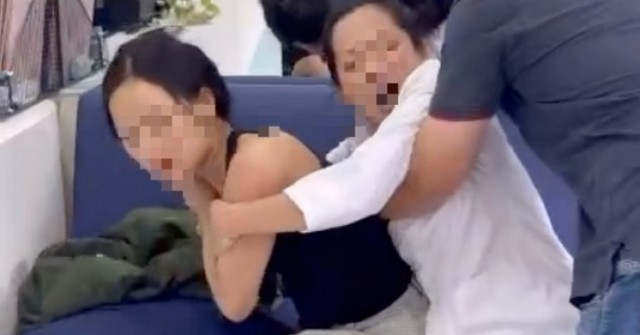 Cô gái tố bác sĩ nha khoa hành hung, đập phá tà...