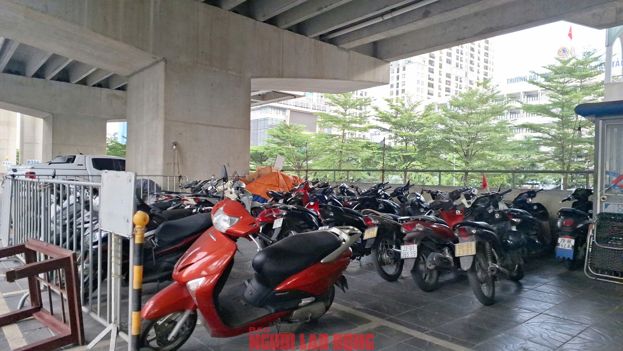Các bãi giữ xe dưới gầm cầu cạn ở Hà Nội: Chỗ đóng cửa, chỗ vẫn nhận giữ xe - 5