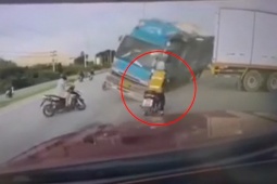 Xe máy - Xe đạp - Clip: Thót tim người đi xe máy thoát chết thần kỳ khi bị ô tô tải đè trúng