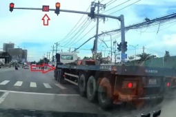 Camera ghi cảnh tài xế xe đầu kéo chạy sai làn, vượt đèn đỏ ở TP.HCM