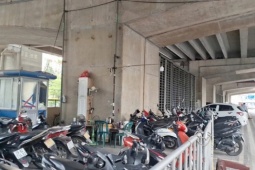 Các bãi giữ xe dưới gầm cầu cạn ở Hà Nội: Chỗ đóng cửa, chỗ vẫn nhận giữ xe
