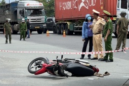 Xe đầu kéo ôm cua rẽ phải cán hai mẹ con thương vong