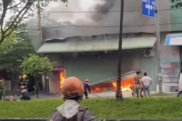 TP.HCM: Cháy nổ dữ dội kho hàng trên đường Trần Văn Giàu