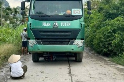 Hai cháu nhỏ bị ô tô tải tông tử vong khi đang điều khiển xe 3 bánh trên đường