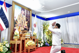 Tân Thủ tướng Thái Lan quỳ lạy tranh Quốc vương khi nhậm chức