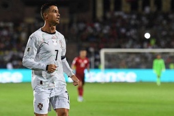 Ronaldo ghi "đại bác" từ xa, vượt thành tích của Messi ở vòng loại World Cup