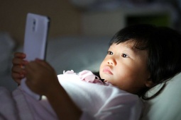 Trẻ em dưới 13 tuổi đã dùng smartphone? Cái giá phải trả sẽ rất đắt!
