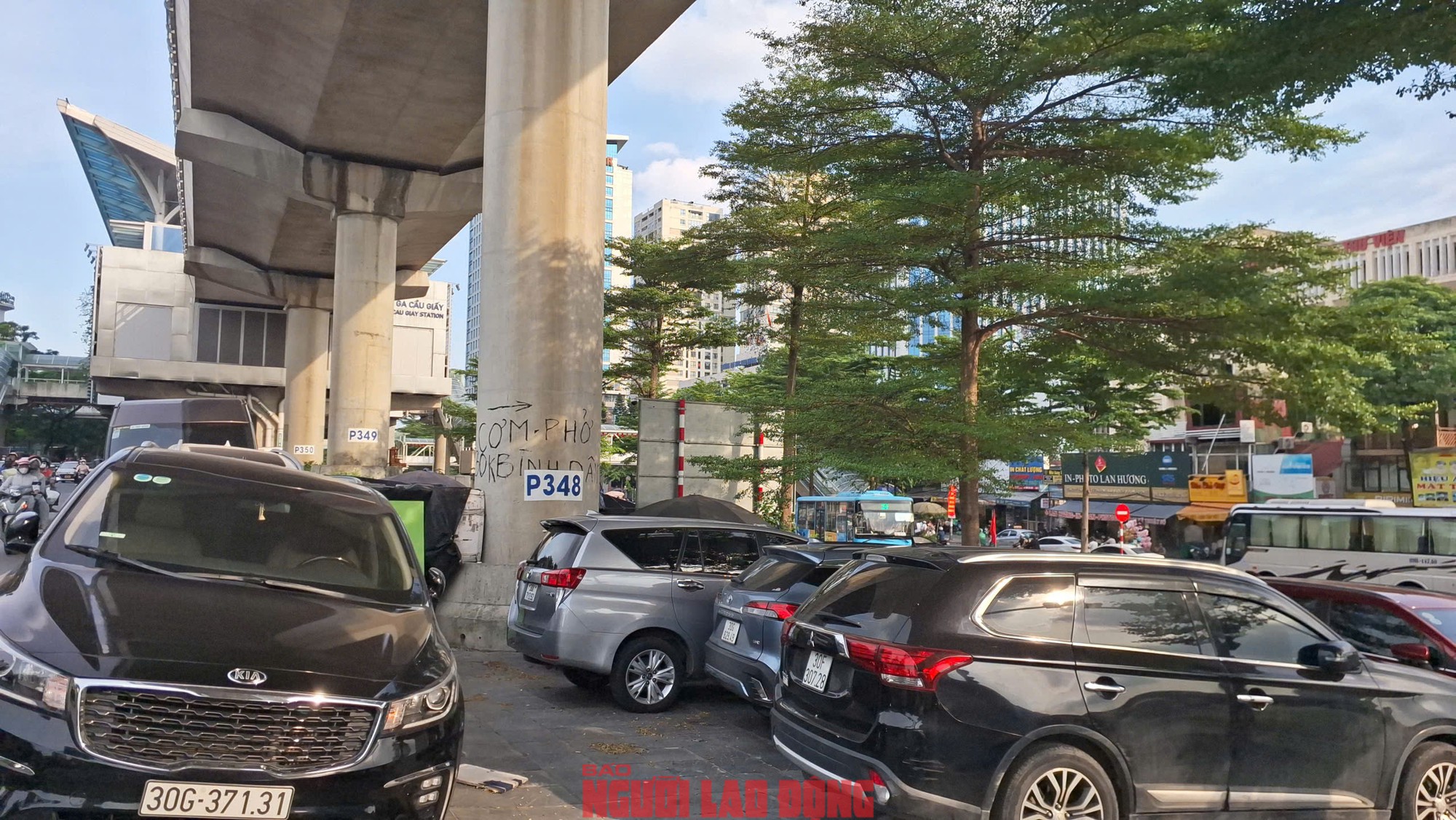 Các bãi giữ xe dưới gầm cầu cạn ở Hà Nội: Chỗ đóng cửa, chỗ vẫn nhận giữ xe - 7