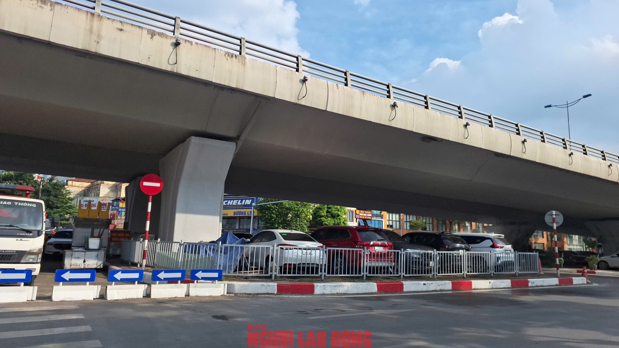 Các bãi giữ xe dưới gầm cầu cạn ở Hà Nội: Chỗ đóng cửa, chỗ vẫn nhận giữ xe - 8