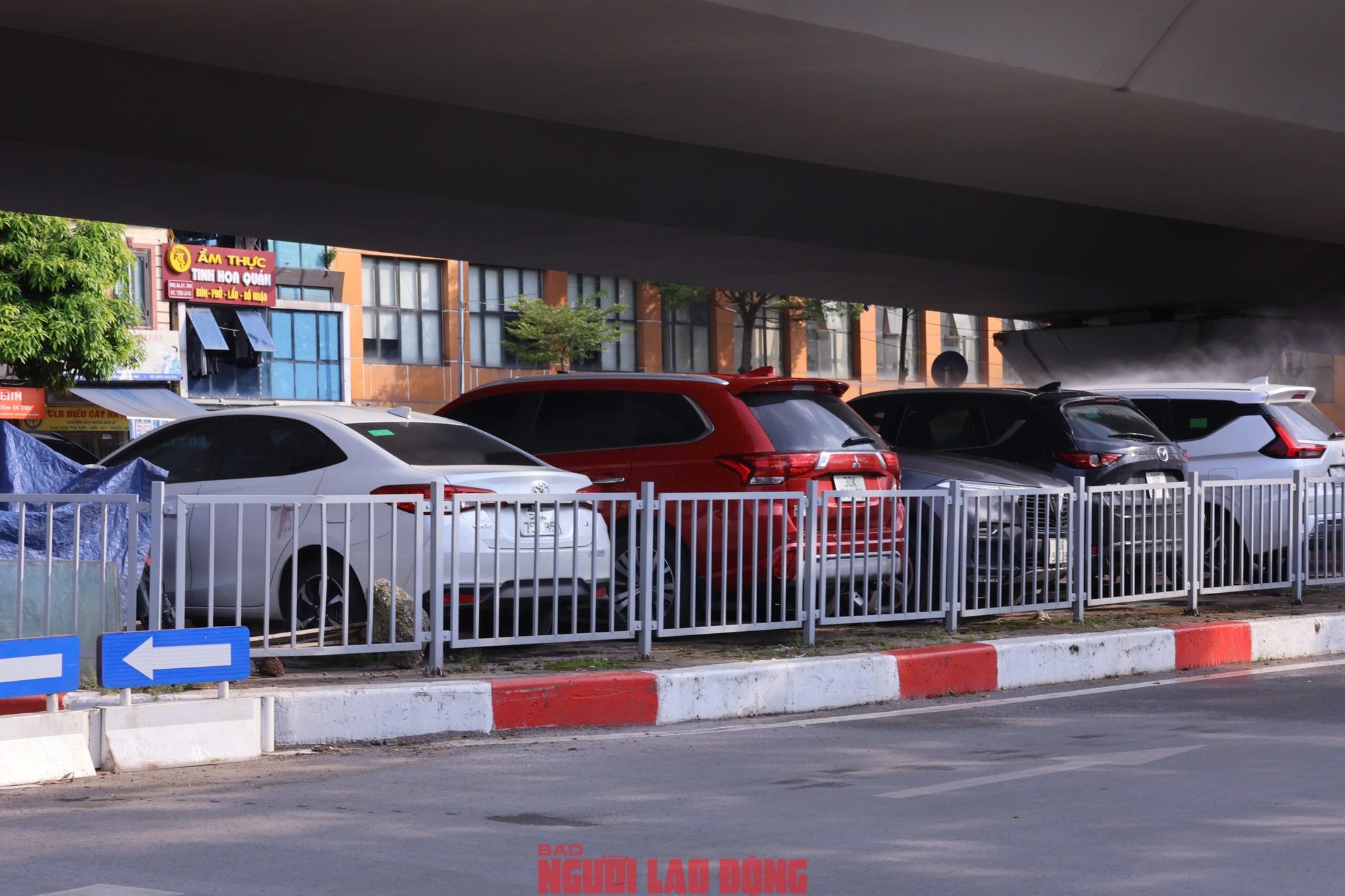 Các bãi giữ xe dưới gầm cầu cạn ở Hà Nội: Chỗ đóng cửa, chỗ vẫn nhận giữ xe - 9