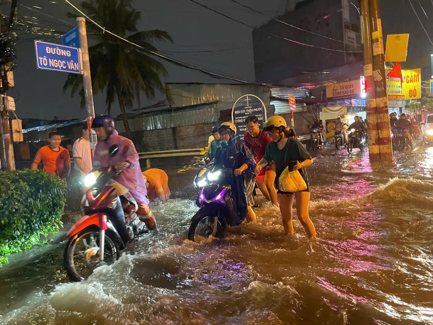 Cơn mưa ngày 5-8 và 10-8 gây ngập nặng khu vực Thủ Đức.