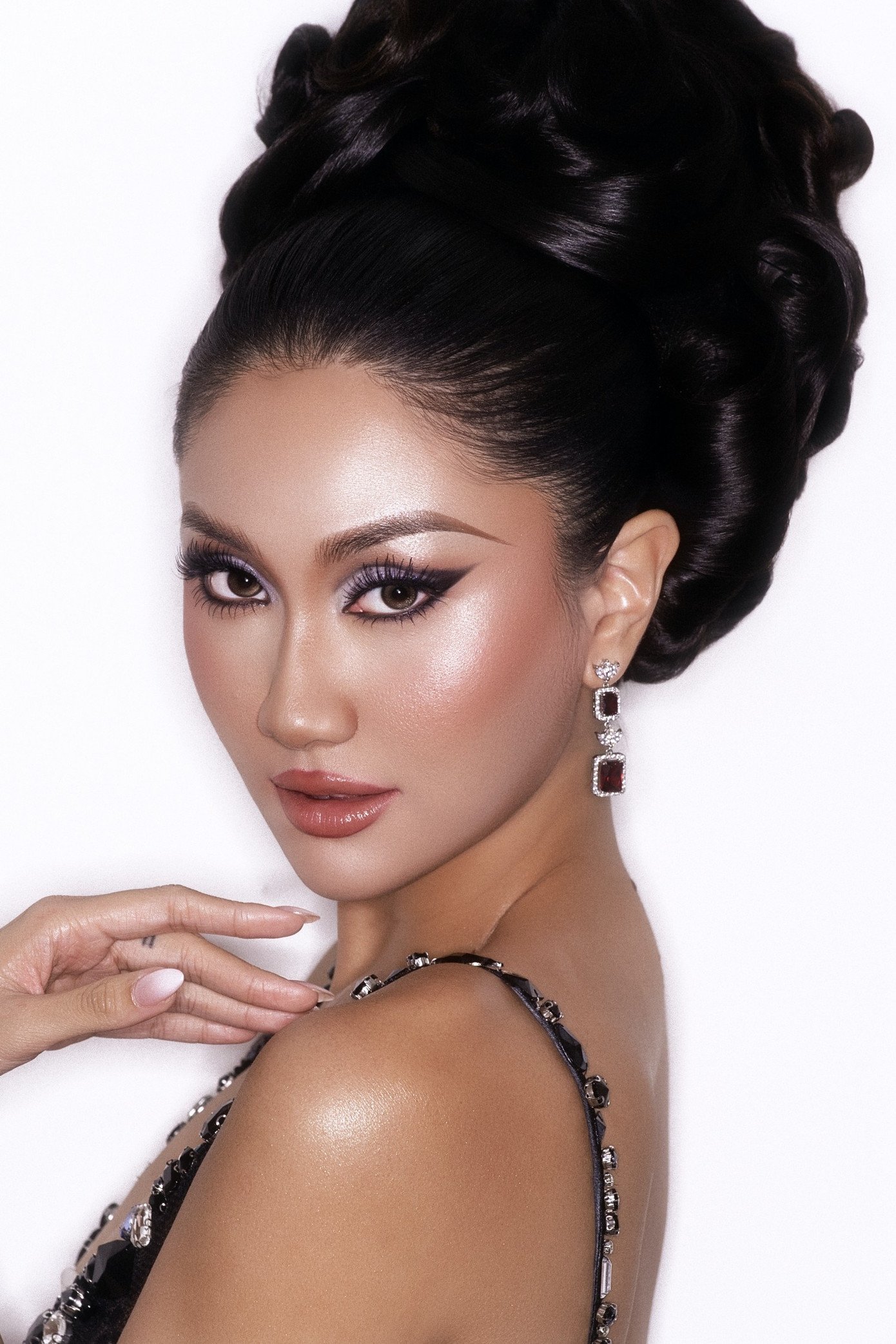 Hoa hậu Phương Linh tung bộ ảnh mới, sẵn sàng chinh chiến ở Miss Cosmo 2025 - 8