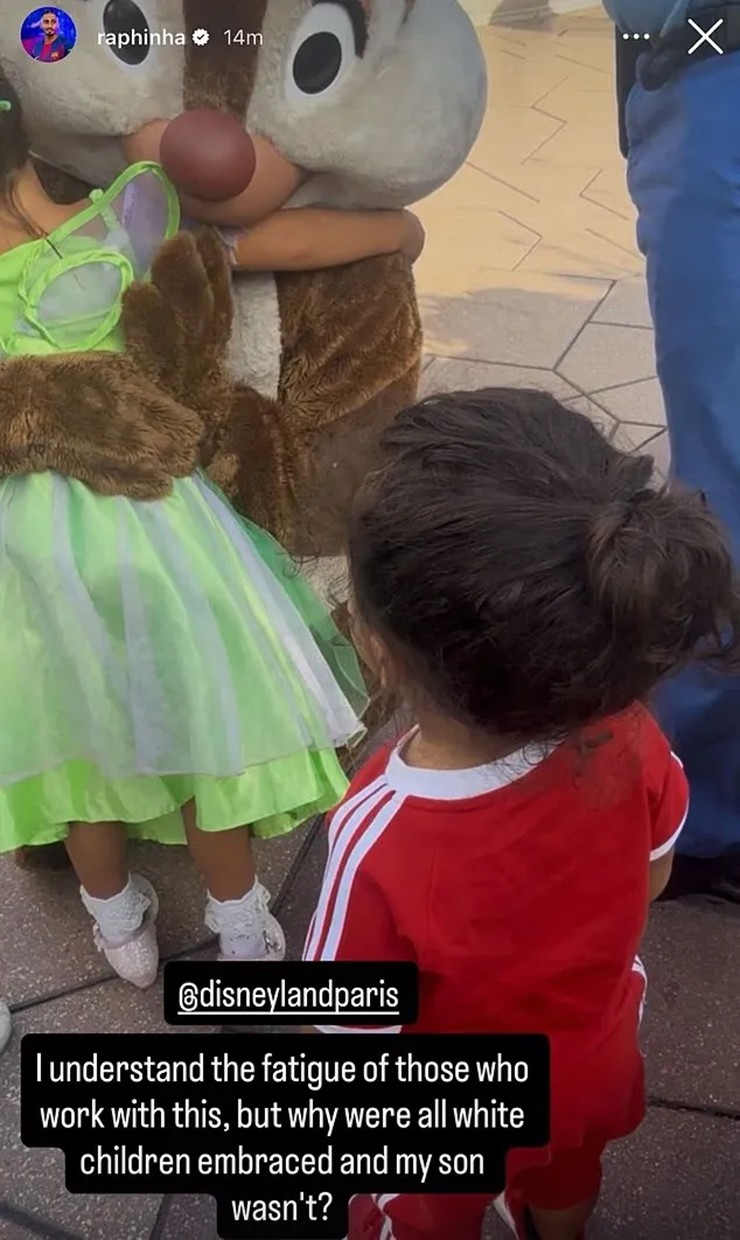 Con trai Raphinha bị linh vật ở Disneyland Paris phớt lờ