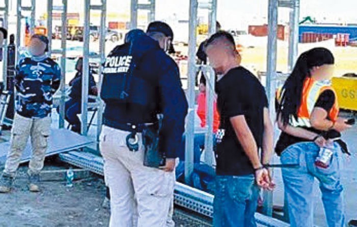 Các công nhân bị bắt giữ trong chiến dịch truy quét của lực lượng chức năng Mỹ vào nhà máy sản xuất của một công ty Hàn Quốc ở bang Georgia. Ảnh: ATF