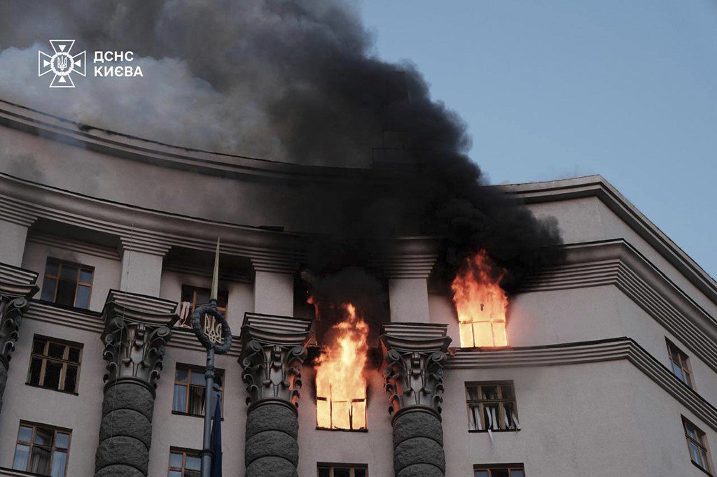 Hỏa hoạn ở tòa nhà chính phủ Ukraine (ảnh: Sky News)