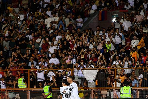 Ronaldo ăn mừng bàn thứ 2 anh ghi trước Armenia, và trên khán đài các fan Armenia cũng vỗ tay tán thưởng
