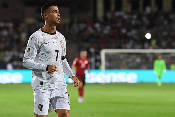 Ronaldo ghi cú đúp trước Armenia