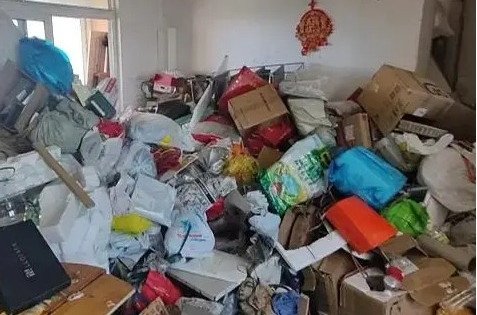 Chỉ cần mở cửa là rác tràn ra ngoài. Ảnh: Sohu