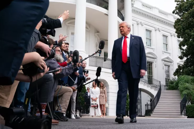 Tổng thống Mỹ Donald Trump chia sẻ với báo giới ở Nhà Trắng ngày 7-9. Ảnh: THE NEW YORK TIMES