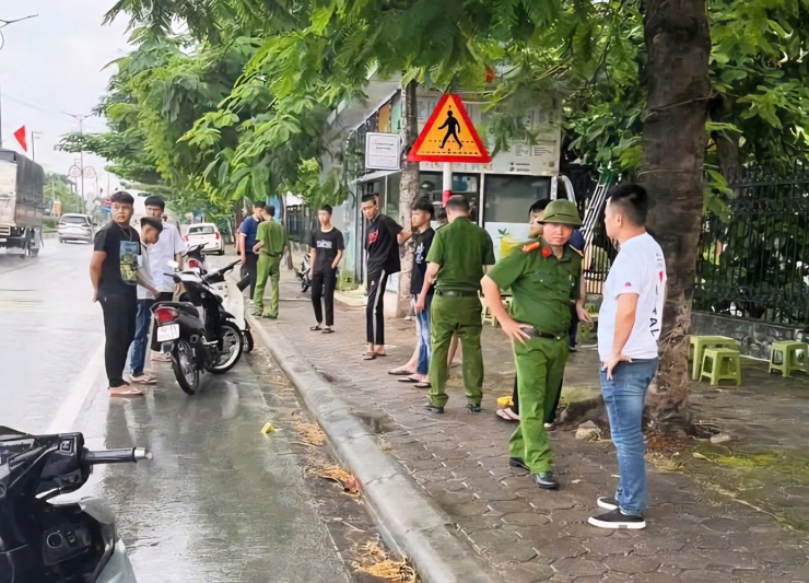 Công an dựng lại hiện trường vụ nam sinh bị bạn đánh đến co giật giữa đường.