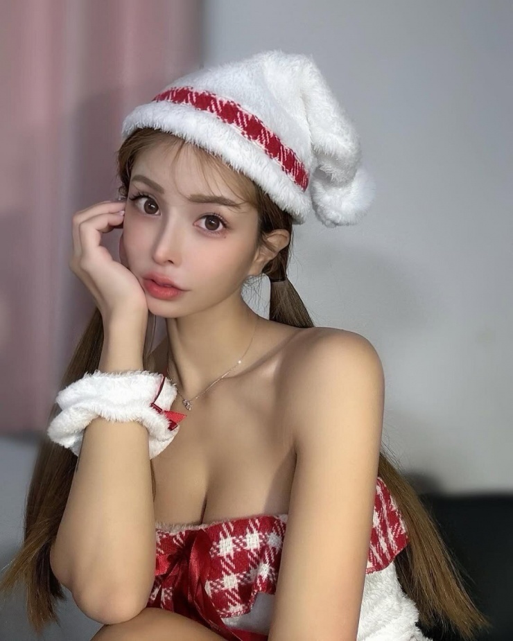 Bà ngoại tuổi 35 trẻ đẹp như chị em với con gái, thân hình nóng bỏng làm "dậy sóng" mạng xã hội - 6