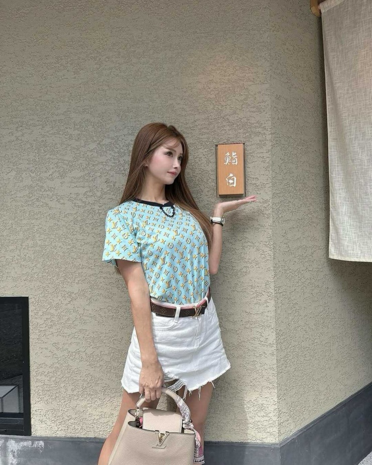 Bà ngoại tuổi 35 trẻ đẹp như chị em với con gái, thân hình nóng bỏng làm "dậy sóng" mạng xã hội - 10