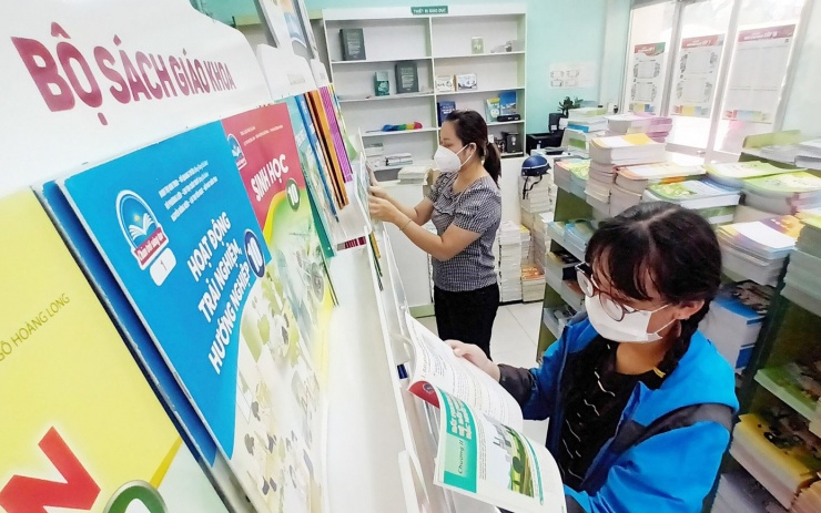 Chọn sách giáo khoa trước năm học mới. Ảnh: Hồng Vĩnh