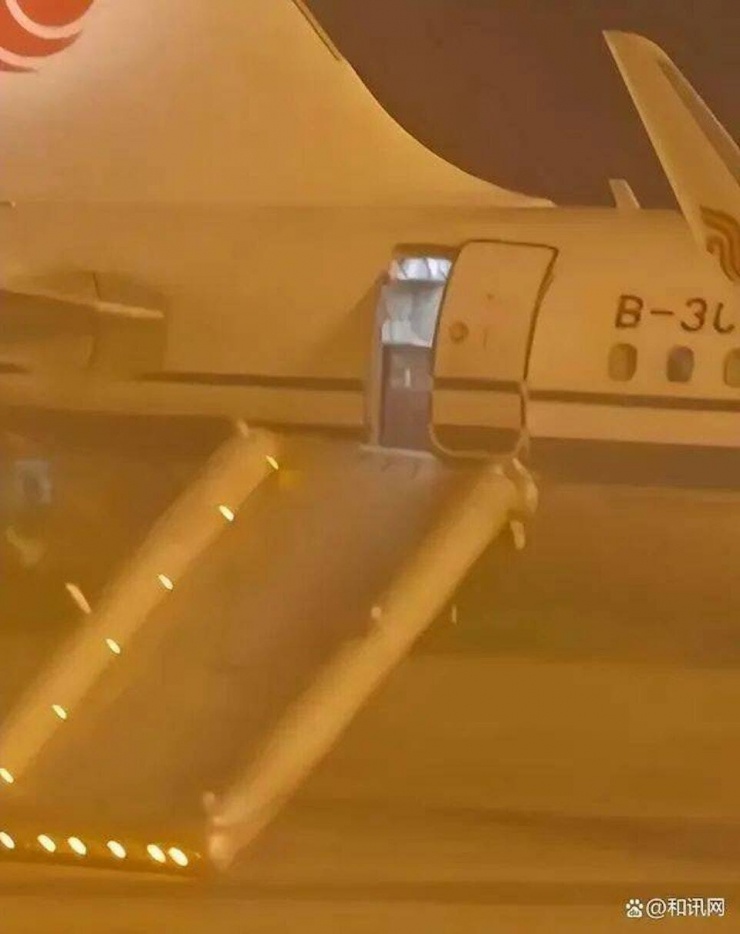 Cửa thoát hiểm bị nam hành khách mở tung. Ảnh: HK01