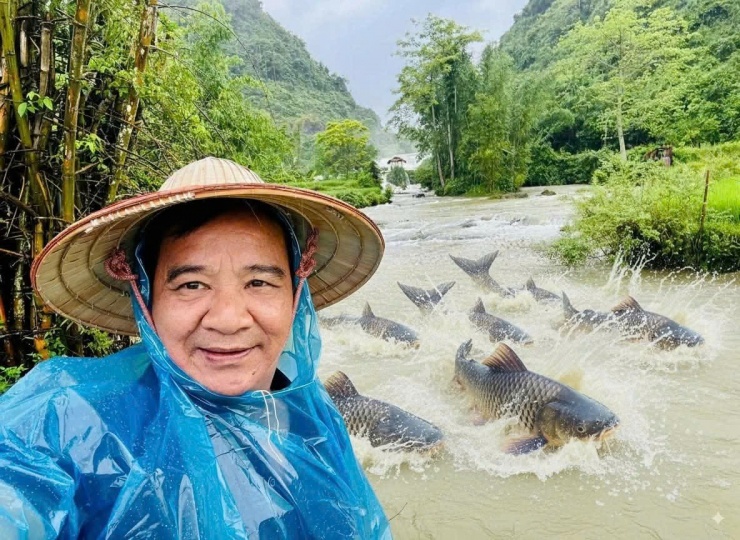 Tin sao Việt: NSƯT Quang Tèo khoe ảnh đi trải nghiệm suối cá. Hình ảnh những chú cá tung tăng bơi lội được tạo bởi AI khiến khán giả thích thú.