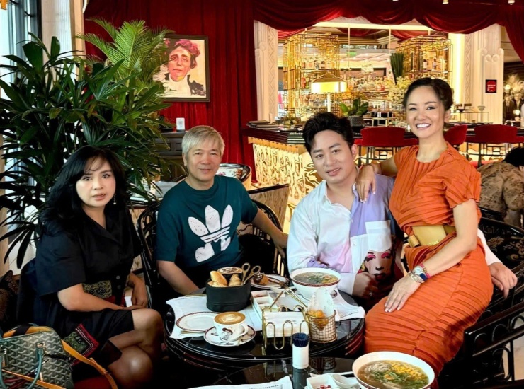 Ca sĩ Hồng Nhung hội ngộ vợ chồng NSND Thanh Lam và Tùng Dương.&nbsp;