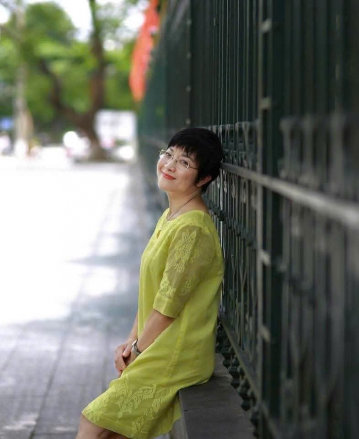 MC Thảo Vân mặc váy màu cốm, nói "thu thật là thu".&nbsp;