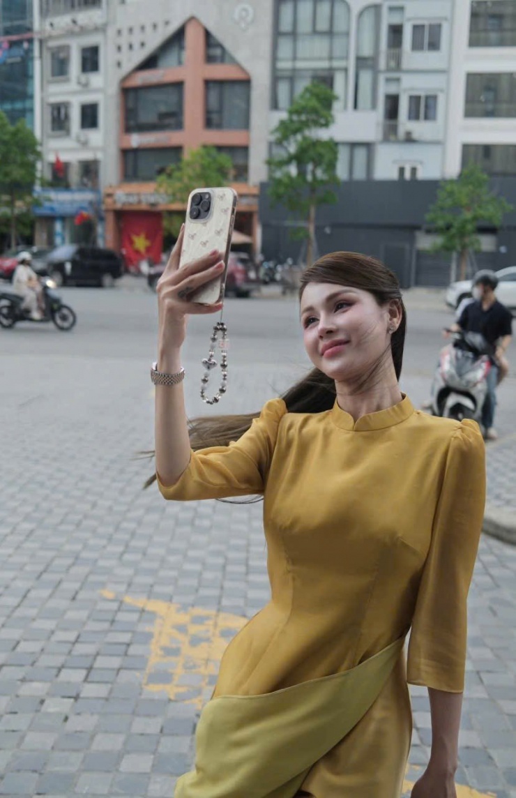 Diễn viên Thu Trang mặc áo dài xuống phố check-in.