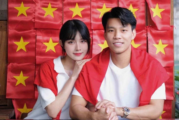 Cầu thủ Vũ Văn Thanh và bạn gái flex tình yêu ngọt ngào