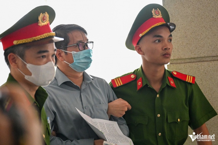 Ông Phạm Thái Hà được dẫn giải tới toà sáng nay.