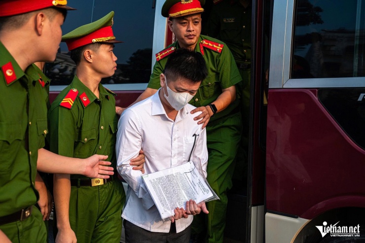 Hình ảnh dẫn giải cựu Phó Chủ nhiệm Văn phòng Quốc hội Phạm Thái Hà tới tòa - 2