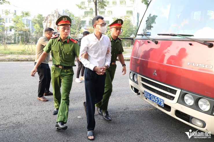 Hình ảnh dẫn giải cựu Phó Chủ nhiệm Văn phòng Quốc hội Phạm Thái Hà tới tòa - 6
