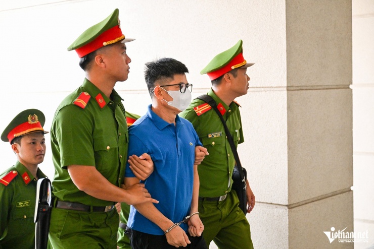 Hình ảnh dẫn giải cựu Phó Chủ nhiệm Văn phòng Quốc hội Phạm Thái Hà tới tòa - 3