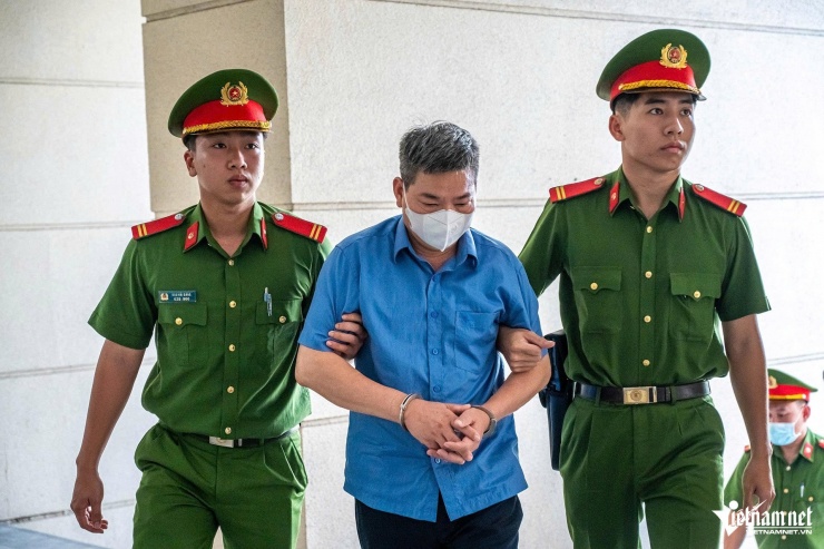 Hình ảnh dẫn giải cựu Phó Chủ nhiệm Văn phòng Quốc hội Phạm Thái Hà tới tòa - 8